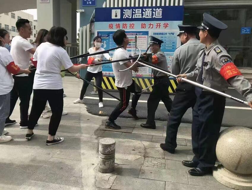 公安分局內保大隊、獵鷹保安公司聯合開展校園反恐防暴演練活動