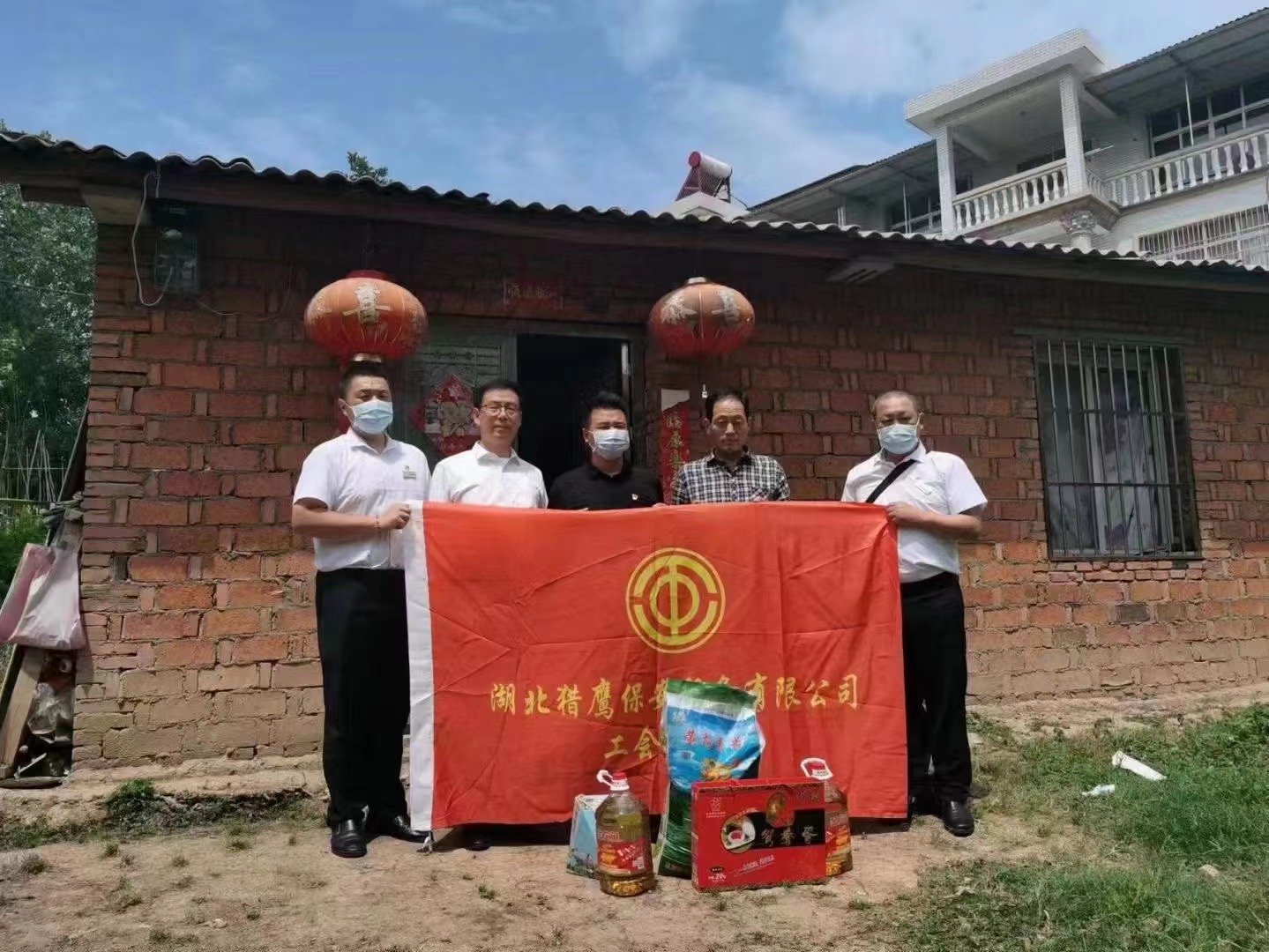 端午節將至，獵鷹企業組織員工走進鄉村，為老人送去生活物資